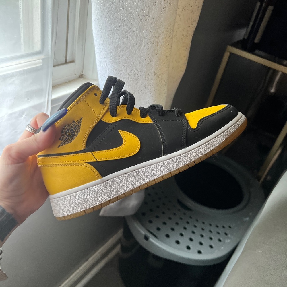 2017 Air Jordan 1 Mid New Love Yellow Black White No Box
